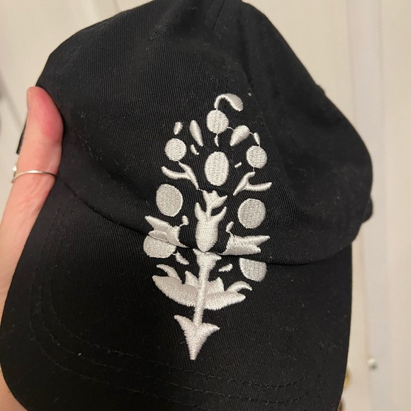 Free people Black hat with White Embroidery - Picture 5 of 5